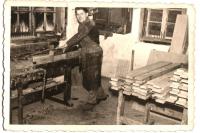 Vater in der Werkstatt