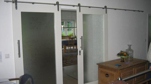 Schiebetür in weiß mit Milchglas-Lichtausschnitt